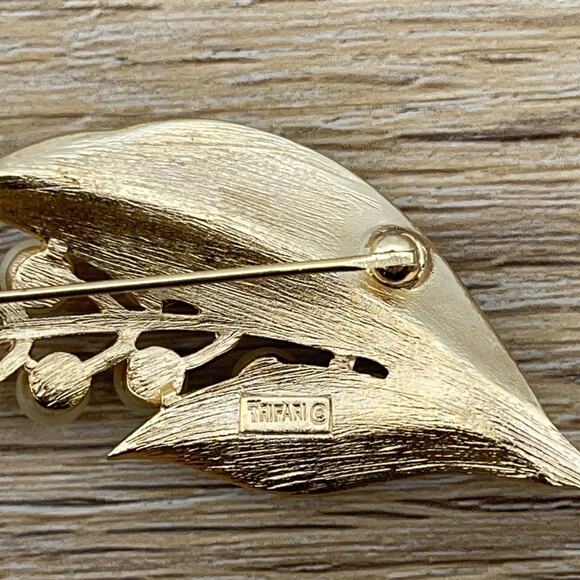 Vintage Crown Trifari Faux Pearl Brooch Pin 1960 Designer Gold Tone Leaf Signed - Picture 4 of 6